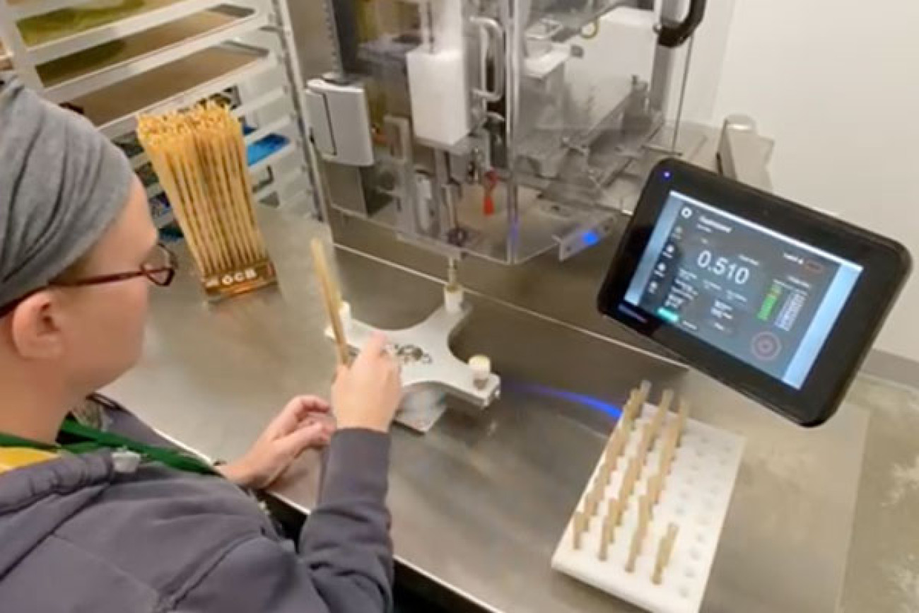 JuanaOne machine being used to roll pre roll joint